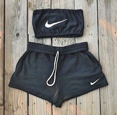 Tube Outfit, Shorts Ideas, Tube Top And Shorts, Vetements Shoes, Outfit Shorts, Top Nike, Tube Tops