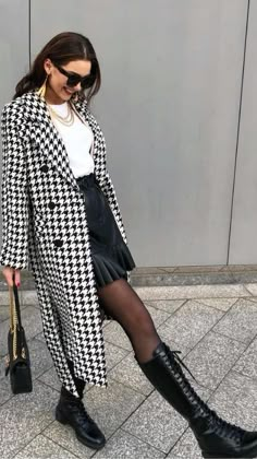 Outfits That Stand Out, Zara Women Outfits, Zara Inspired Outfits, Zara Winter Outfit, Black And White Fits, Zara Clothes, Checkered Coat, Zara Fall, Zara Looks