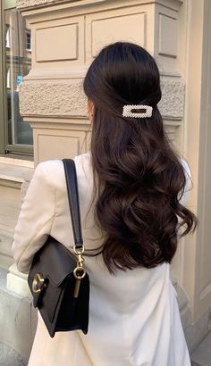 Quotes Celebrities, Wallpapers Quotes, 가을 패션, Coach Bag, Brunette Hair, Aesthetic Hair, Trendy Hairstyles, Dark Hair, Pretty Hairstyles