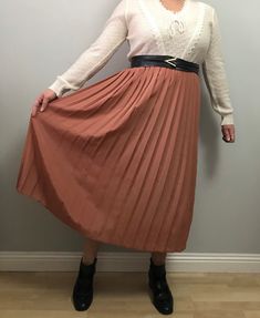 "Gorgeous vintage 80s/90s pleated midi skirt. Super pretty rose dusty pink apricot peach colour! 🍂 Pleated shape with full flowy floaty skirt and elasticated waist. Lightweight and cool- Perfect for any season! Tuck in your fav blouse or chunky jumper for an effortless smart chic look! ✨ (Belt not included! Styling purposes only!) Measurements: Waist- 28\" stretching to 36\" Length- 31\" Would best fit sizes 10-14 as elasticated. And depending on if you'll tuck a jumper or blouse in! I'm size 1 Autumn Skirt, Pink Feminine, Chunky Jumper, Feminine Romantic, Dusty Rose Pink, Pretty Roses, Fall Skirts, Pleated Midi Skirt, Bohemian Chic