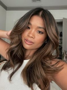 Herbst-Trend 2021: Die Balayage sieht immer gleich aus? Ganz und gar nicht! Wir zeigen euch sechs Varianten des Herbst-Trends für jedes Haar. Fall Hair Colour, Color Trends For 2023, Hair Chestnut Brown, Brown Hair Curly, Auburn Brown Hair, Curly Hair Color Ideas, Spring Hair Color Trends, New Hair Color Trends, Curly Hair Color