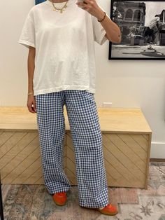 How To Wear Gingham Pants, Checkered Pants Outfit Summer, Blue And White Plaid Pants Outfit, Blue Gingham Outfit Women, How To Style Gingham Pants, Gingham Pants Outfit Summer, Blue Gingham Pants Outfit, Gingham Pants Outfit Fall, Style Checked Pants