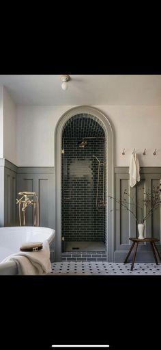 New York Bathroom Aesthetic, Bathroom English Style, Colonial House Bathroom, Fancy Small Bathroom, Townhouse Bathroom Ideas, New York Bathroom Ideas, Colonial Bathroom Design, Second Bathroom Ideas, Classic Small House