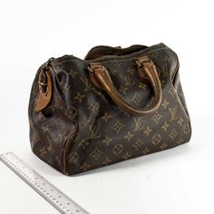 This Louis Vuitton Mini Speedy bag is in great but well-loved condition, with a classic gold monogram exterior and an iconic shape. The spacious interior offers plenty of room for all your everyday essentials, while the zipped top closure ensures everything stays secure. This timeless piece is both practical and stylish, making it a great addition to anyone's wardrobe. Louis Vuitton Mini Speedy, Speedy Bag, Zipper Repair, Louis Vuitton Mini, Everything Stays, Gold Monogram, Classic Gold, Urban Chic, Everyday Carry