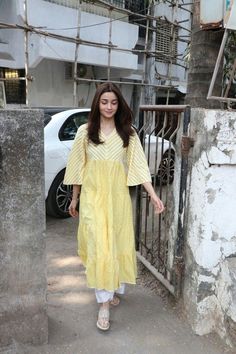 Alia Bhatt In Kurti, Alia Bhatt Indian Wear Kurtis, Alia Bhatt Kurti, Alia Bhatt Casual Outfit, Alia Bhatt Fashion, Alia Bhatt Indian Wear, Alia Bhatt Style, Alia Bhatt Outfits, Alia Cut Kurti