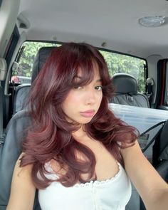 #haircolor #hairinspo #cherrycolahair Short Auburn Hairstyles, Styles Of Hair Coloring, Ideas Color Hair, Cherry Coke Hair With Bangs, Layer Color Hair, Burgundy Hair On Brown Hair, Curly Color Hairstyles, Haircuts With Red Hair, Red Hair On Tan Skin Tone