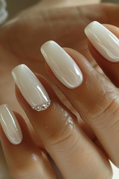 ιδέες-για-νυφικό μανικιούρ- Wedding Nails For Bride Designs, White Bride Nails Wedding, Engagement Nails 2024, Wedding Nails For Bride Sparkle, Bride Nails 2024, Manicure For Bride, White Bride Nails, Bride Nails Ideas, Wedding Nails For Bride Elegant