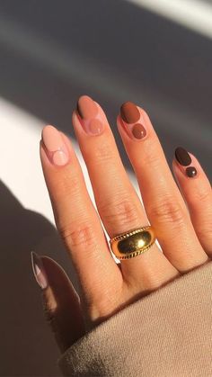 Easy Neutral Nail Designs, Modern Chic Nails, Easy Fall Manicure, Fall Minimalist Nails, Colorful Fall Nails, Fall Nails Diy, Minimalist Fall Nails, Easy Fall Nail Art, Easy Fall Nails