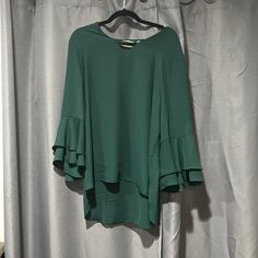 Gorgeous Green Too. High Low In The Front. Ruffled Sleeves. Never Worn. Green Bell Sleeve Top For Spring, Green Ruffle Sleeve Tops For Fall, High Low Shirt, Teal Blouse, Linen Tunic Tops, Sheer Floral Blouse, Gold Shirt, Cable Knit Sweater Cardigan, Leopard Blouse