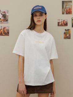 Composition : 100% cottonColor : WhiteCountry of Origin : Republic of Korea White Sporty Branded T-shirt, Sporty Cotton T-shirt With Front Logo, Sporty White Color Block T-shirt, Spring White Cropped T-shirt With Logo, Sporty White Cropped T-shirt With Logo Print, Round Logo, Half Sleeves, Composition, Top Outfits