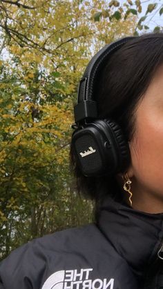 Fall 2023 Accessories, Marshall Headphones Aesthetic, Headphones Aesthetic Girl, Marshall Major Iv, Girl Headphones, Marshall Major, Headphones Aesthetic, Girl Walk