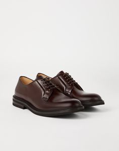 Derby in vitello anticato L'eccellenza dei materiali Brunello Cucinelli esalta le nuove Derby, modello maschile elegante e senza tempo. La tomaia è realizzata in pelle di vitello anticato, caratterizzata da un aspetto leggermente lucido e, allo stesso tempo, vintage. La fodera in pelle garantisce un piacevole comfort, mentre il guardolo decorativo con cuciture in tinta è abbinato a un fondo in cuoio e gomma leggera. Sneaker Heels, Brunello Cucinelli, Small Leather Goods, Handbag Backpack, Classy Outfits, Real Leather, Men's Style, Loafer Flats, Online Boutique