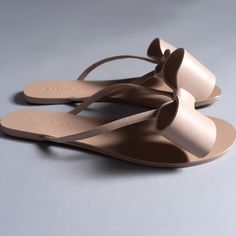 BLUSH FLIP FLOP – AMINAH ABDUL JILLIL Green Flip Flops, Pink Flip Flops, Blue Flip Flops, High End Shoes, Designer Footwear, Shoes Heels Classy, Flip Flops Style, Designer Flats, Heels Classy