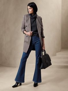 The Petite Flare Jean | Banana Republic Outfit With Flare Jeans, Outfits With Flares, Flare Jean Outfit, Petite Flare Jeans, Denim Jeans Outfit, Flare Jeans Outfit, Outfits Con Jeans, Jeans Outfit Fall, The Flare