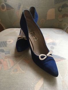 "Beautiful Shoes in Suede from the Fifties Made in Italy Size Eu: 37 Brand: Alene e Gatti MEASUREMENTS (in inches)  Insole length: 10\" (includes the pointy toe) Width at the largest point: 2.75\"  Heel height: 3.2\" WOMEN'S FOOTWEAR CONVERSION  Euro      US     UK    34.5        4      2    35           4.5        2.5    35.55        3    36        5.5        3.5    36.56        4    37        6.5        4.5    37.5        7        5    38        7.5        5.5    38.58        6    39        8. Retro Fitted Low Heel Shoes, Retro Fitted Low Heel, Fitted Retro Low Heel, Retro Pointed Toe Heels For Vintage Fashion, Retro Pointed Toe Heels For Vintage Occasions, Retro Heels With Pointed Toe For Vintage Fashion, Retro Heels For Evening, Retro Fitted Heels For Evening, Vintage Fitted Pointed Toe Heels