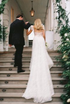 Wedding ceremony editorial shot backless gown blurry photo florals Flowy Layered Wedding Dress, Southern Classy Wedding, Small Wedding Ideas Indoor, Summer Wedding Dress For Bride, Wedding Forest Theme, Mexican Modern Wedding, Dark Romance Wedding, Wedding Ideas Dresses, Wedding Mexican