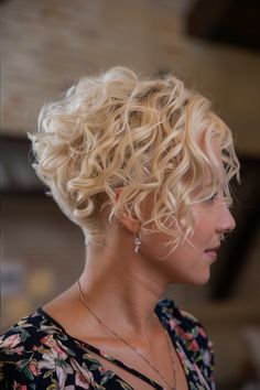 Rich with curls and exuding warmth, this golden curly bob brings out the best of angled bob haircuts curly hair. The curls are finely coiled, adding substantial volume and texture that frame the face beautifully. This style is ideal for those with naturally curly hair, looking for a manageable yet stylish haircut that plays up the hair’s natural tendencies. It’s a great way to embrace your curls with a cut that’s both flattering and fashionable. Bob Haircuts Curly Hair, Short Curly Inverted Bob, Stacked Curly Bob Haircut, Fine Curly Hairstyles, Bobs With Layers, Curly Inverted Bob, Haircuts Curly Hair, Curly Angled Bobs, Layers Bangs