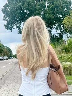 Pale Beige Blonde Hair, Blonde Layered Haircut, Curled Blonde Hair Medium Length, Creamy Warm Blonde, Blonde Heavy Highlights, Blonde Half Head Highlights, Blonde Long Layered Hair, Long Bleached Hair, Natural Blonde Highlights On Blonde Hair