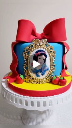 there is a cake decorated with an image of snow white and the seven dwarfs on it