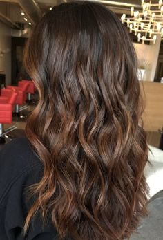 Honey Golden Balayage, Highlits On Curly Hair, Dark Brown Hair With Light Brown Balayage, Brown Hair With Chestnut Highlights, Wavy Hair Dye Ideas, Chestnut Balayage Brunettes, Chestnut Brown Highlights, Chestnut Brown Balayage, Chestnut Brown Hair Color