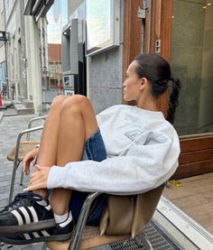 #casual #fashion #sambas #adidas #hairstyles #comfy #jortsstyle #aesthetic Chica Chola, Look Legging, Latina Outfits, Samba Outfit, Skandinavian Fashion, Looks Party