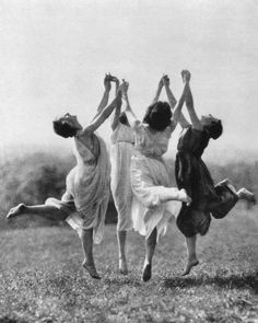 Isadora Duncan, Four Women, Girls Tattoo, Camp Vibes, Three Women, Witch Aesthetic, Dance Photography, 인물 사진, Coven