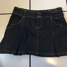 Dkny Jeans Skirt With Cute Gold Accent On The Pockets. Like New Without Tags Outfit Ideas Basic, Low Rise Baggy Jeans, Y2k Mini Skirt, Jean Skirts, Jean Mini Skirt, Skirt Jeans, Mini Skater Skirt, Khaki Skirt, Wool Mini Skirt