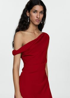 Asymmetrical pleated dress - Woman | MANGO USA Mango Maxi Dress, Red Asymmetrical Dress, One Shoulder Drape Dress, Preppy Mode, One Shoulder Cocktail Dress, Red Cocktail Dress, Asymmetric Neckline, Wear Red, Estilo Preppy