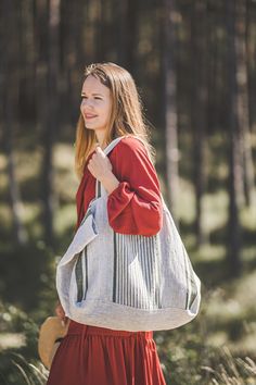 "FREE EXPRESS DELIVERY FOR ALL ORDERS OVER 60 EUR! (2-7 working days) FedEx, UPS, GLS, DPD. This large linen beach bag is perfect for a long-awaited vacation, picnic, or trip to the beach. Beautifully made of high-quality linen, with an extra linen lining inside. The bag is roomy enough to carry large towels along with other essentials. Linen is environmentally friendly, durable, and will only get better with age. *Which is your favorite color? Green stripes / Blue stripes / Cherry red stripes / Linen Tote Bag, Bag With Pockets, Style Français, Linen Summer, Picnic Bag, Summer Bag, Linen Bag, Beach Bags, Organic Linens