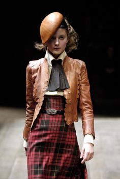 Alexander McQueen A/H 2006-2007, béret de Philip Treacy, coiffure de Guido Palau. Mannequin Irina Lazareanu. Mcqueen Fashion, Plaid Fashion, Look Vintage, Mode Vintage, Dress Code, Tartan Plaid, Paris Fashion