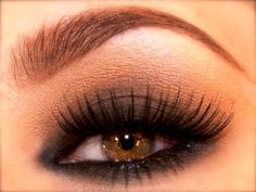 Matte Smokey Eyeshadow Tutorial | AmazingMakeups.com Smokey Eyeshadow Tutorial, Eye Makeup Easy, Eye Makeup Stencil, Spanish Eyes, Makeup Stencils, Gorgeous Wedding Makeup, Eyeliner Stencil, Smokey Eyeshadow, Makeup Easy