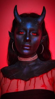 Demon Goddess Costume, Red Sclera Eyes, Lilith Goddess Makeup, Female Demon Makeup Halloween, Glam Demon Makeup, Halloween Costumes With Contacts, Succubus Makeup Halloween, Halloween Makeup Photoshoot, Scary Devil Makeup