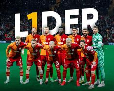 a group of soccer players pose for a team photo in front of the words lider