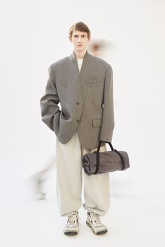 Hed Mayner Fall 2024 Menswear https://www.vogue.com/fashion-shows/fall-2024-menswear/hed-mayner/slideshow/collection#16 Huge Clothes, Hed Mayner, Men Inspiration, Street Style Fall Winter, 2024 Menswear, Man Jacket, Tailoring Details, Shoes Too Big, Fall Winter 2024