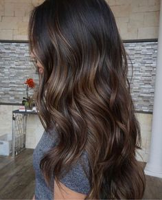 10 tintes de pelo en tendencia para llevar después de los 30 Brown Hair Shades, Long Shiny Hair, Chocolate Brown Hair Color, Brown Ombre Hair, Blond Balayage, Brunette Balayage, Gorgeous Hair Color, Balayage Blonde