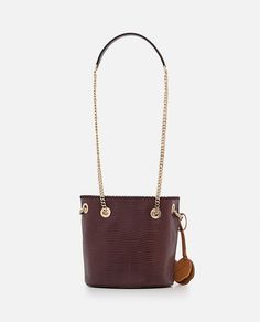 Single chain shoulder strap. Logo chain. Open top. Applied charm. Color: brown. Composition: 45% Cotton, 55% Polyester Brown Chain Bags, Formal Shoulder Bag With Gold Chain Link, Chic Brown Bag With Gold Chain, Elegant Chain Bucket Bag, Formal Shoulder Bag With Gold Chain, Chic Burgundy Bucket Bag, Evening Brown Shoulder Bag With Chain Detail, Brown Crossbody Bucket Bag For Evening, Elegant Brown Shoulder Bag With Chain