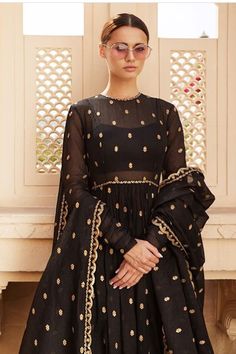 Sabyasachi Floor Length Dress, Inexpensive Wedding Ideas, Vani Vats, Punit Balana, Seema Gujral, Sabyasachi Mukherjee, Anamika Khanna, Anarkali Dress Pattern, Pakistani Dresses Casual