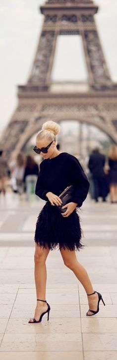 Photo (Reasons to Breathe) Chic Fall Fashion, Mode Tips, Feather Skirt, Black Tees, Blazer Outfit, Moda Paris, Dior Couture, Looks Black