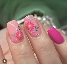 Flower Heart Nails, Heart Flower Nails, Mauve Pink Nails, Kelly Green Nails, Flower Accent Nail, Gorgeous Nails Designs, Flower Design Nails, Pinks Nail, Spring Flower Nails