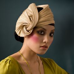 Dieser wunderschöne Turban im 20er-Jahre-Look ist das perfekte Accessoire für Ihre Great Gatsby-Party oder für jede andere Cocktail- oder Hochzeitsfeier. Der kunstvolle Knoten vom Turban liegt auf der rechten Seite des Kopfes. Bitte teilen Sie mir mit, ob Sie lieber den Knoten auf der linken Seite haben wollen. Der Turban ist aus Bananenfaser und Buntal, ein 100% Naturprodukt und handgemacht in meinem Atelier in Düsseldorf.  Das Material hat einen schönen hochwertigen Glanz, ist stabil aber weic Great Gatsby Party, Crazy Hats, Elegant Hats, Cocktail Hat, Fancy Hats, Turban Hat, Love Hat, Church Hats, Handmade Hat