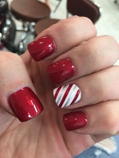 Christmas is a time of joy, warmth, and togetherness. While we decorate our homes and dress up for the season, why not add some holiday cheer to your nails as well? Simple Christmas nails are an easy and fun way to show off your festive spirit. Whether you’re getting ready for a cozy family gathering or a stylish office party, simple Christmas nails can be the perfect accessory.  With a few basic tools and a little creativity, anyone can achieve beautiful Christmas nail designs at home. Plus, yo Nails December Winter, Character Nails, Nail Art Noel, Nails Size, Nail Goals, Nails Opi, Christmas Gel, Turquoise Nails