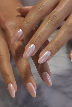 London Aesthetic Nails, Crome Nails Oval, Clean Girl Nail Ideas, Bailey Beiber Nails, Clean Girl Acrylic Nails, Subtle Nail Colors, Bio Gel Nail Designs, Nude Chrome Nails Almond, Classy Neutral Nails