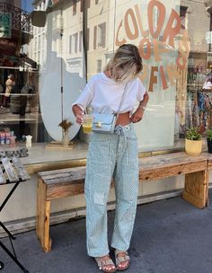 Easter Outfit Pants, Cool Spring Day Outfit, Chilly Spring Outfits, Stripe Pants Outfit, Linen Pants Outfit, Birkenstock Outfit, Spring Clothing, Estilo Hippie