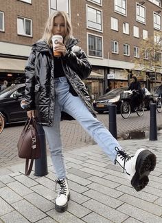 White Doc Martens, Dr Martens Outfit, Outfit Botas, Looks Style, Winter Fashion Outfits