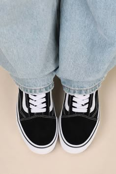 Vans Old Skool Black, Cut Shoes, Low Cut Shoes, Old Skool Black, Sneakers Platform, Cool Vans, Black Vans, Girl Closet, Everyday Shoes