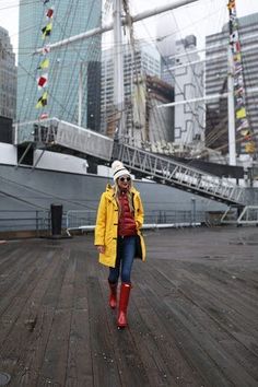 Red Yellow Outfit, Style Hunter Boots, Hiking Fashion Women, Moncler Vest, Capsule Wardrobe Pieces, Rainy Day Fashion, Blair Eadie