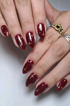 red nails with golden stars uñas bordo con destellos dorados Red An Gold Nails, Easy Gold Nails, Dark Red Nails Gold Accent, Red And Gold Manicure, Red Opal Nails, Red And Gold Star Nails, Golden Red Nails, Red Nails Pattern, Red Designs Nails