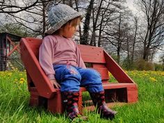 Im eigenen Garten toben und spielen – was gibt es Schöneres für kleine Entdecker? Mit unserer liebevoll gestalteten Gartenbank für Kinder finden die Kleinen einen Platz zum Verweilen und Entspannen bei ihren Outdoor-Abenteuern. Aber nicht nur das: Die Bank lädt auch zum Spielen und Kreativsein ein – und das alles inmitten der Natur. Backyard Kids Play Area, Outdoor Play Areas, Outdoor Play Area, Kids Outdoor Play, Natural Playground, Patio Furniture Ideas, Backyard Playground, Kids Play Area, Backyard For Kids