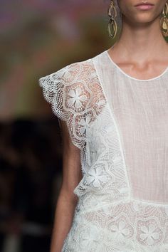 Alberta Ferretti at Milan Spring 2016 (Details) Linen Wedding Dress, Milan Fashion Weeks, Alberta Ferretti, Runway Pictures, Looks Chic, Casual Summer Outfits, Dress Lace, Women's Summer Fashion