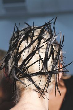 Jason Wu hair by Odile Gilbert Hairstyles Spiky, Hair Runway, Curled Bob, Dystopian Fashion, Hair Test, Hair Projects, Runway Hair, Editorial Hair